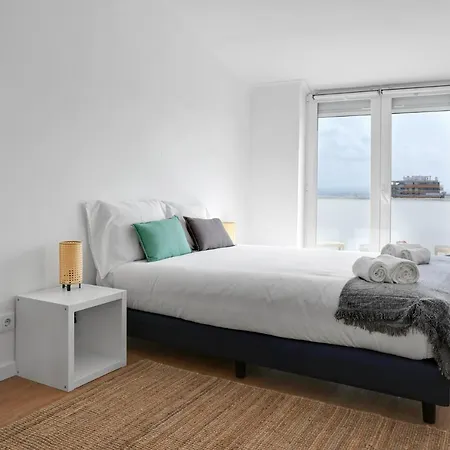 Sunny 2 Bedroom Apartment In Almada - Balconies With River View Exterior photo